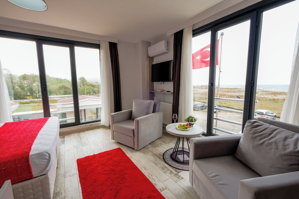 Corner Room with Sea View - Photo 6
