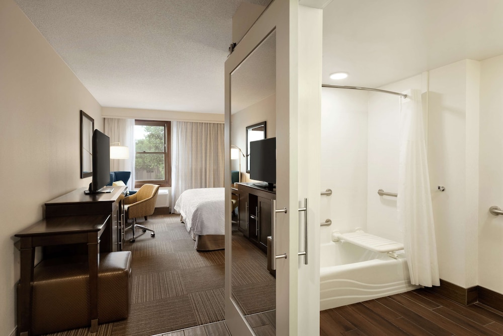 Room, Accessible, Bathtub - Photo 4