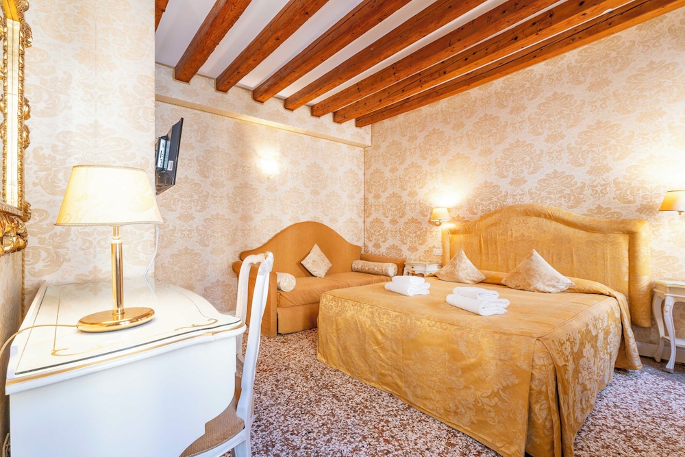 Classic Triple Room photo 2