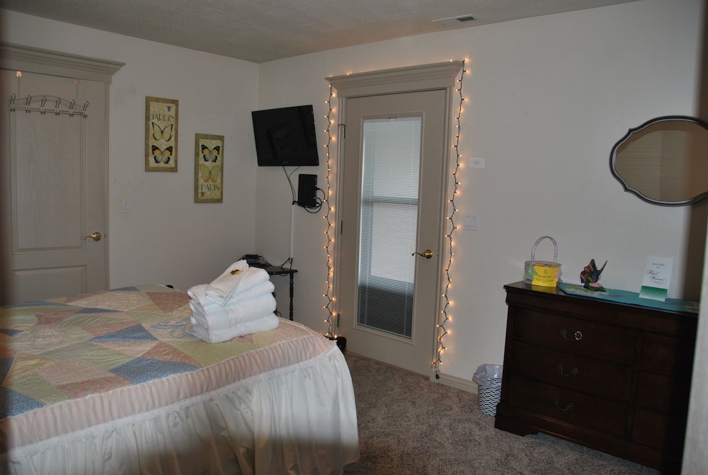 Design Room, 1 Queen Bed, Shared Bathroom, Pool View (M5 - The Butterfly Room) photo 2