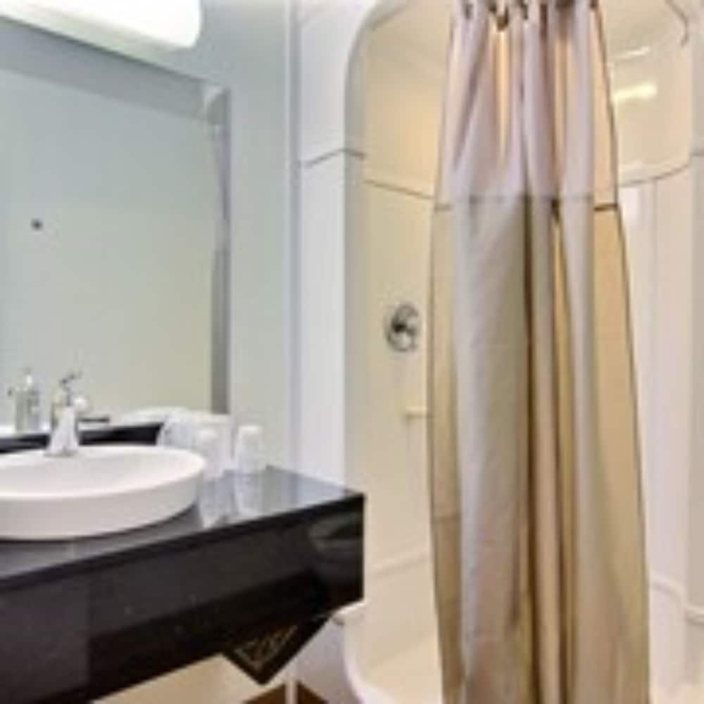 Standard Room, 2 Double Beds, Non Smoking, Refrigerator & Microwave photo 2