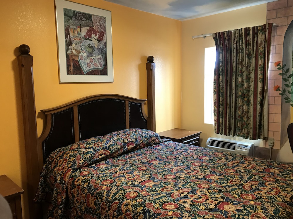 Standard Room (1 Queen Bed) photo 1