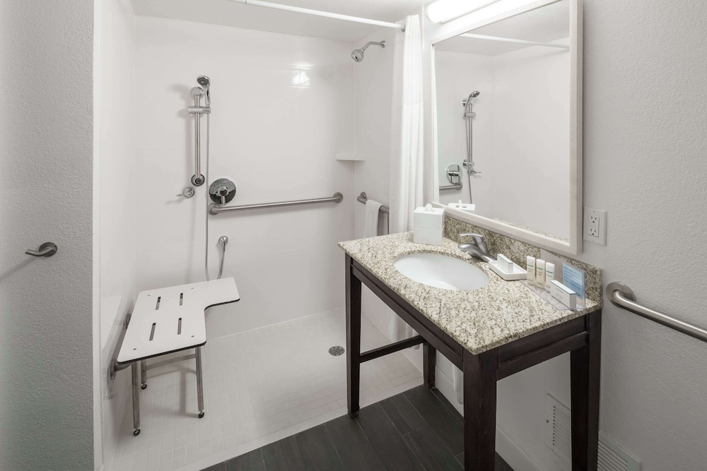 Room, 2 Queen Beds, Accessible (Roll-In Shower) - Photo 7