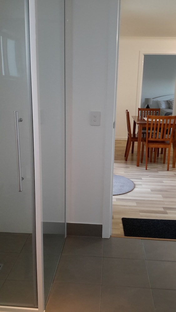 Deluxe Water Front Cabin, 2 Bedrooms, Q & 2S, Full Kitchen (Per Night Stay Rate) photo 3
