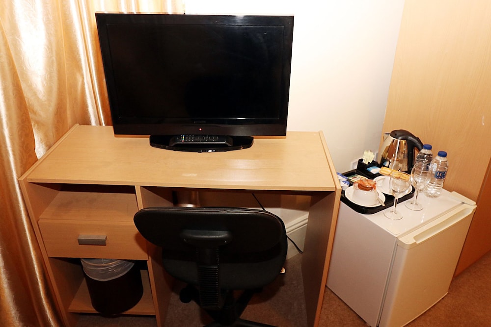 Basic Double Room, 1 Double Bed, Non Smoking, Shared Bathroom (Basement) photo 3