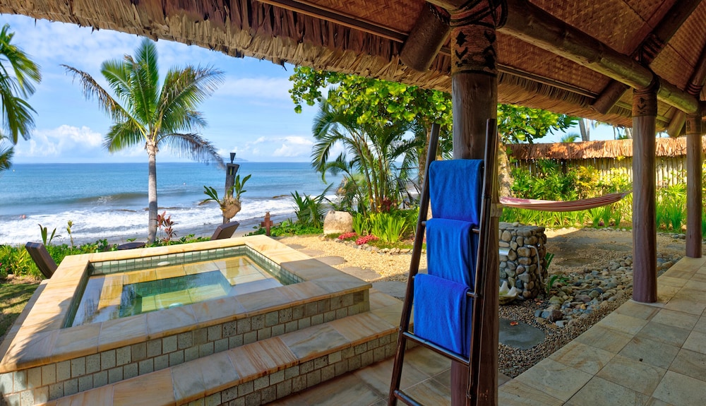 Beachfront Spa Suite photo 2