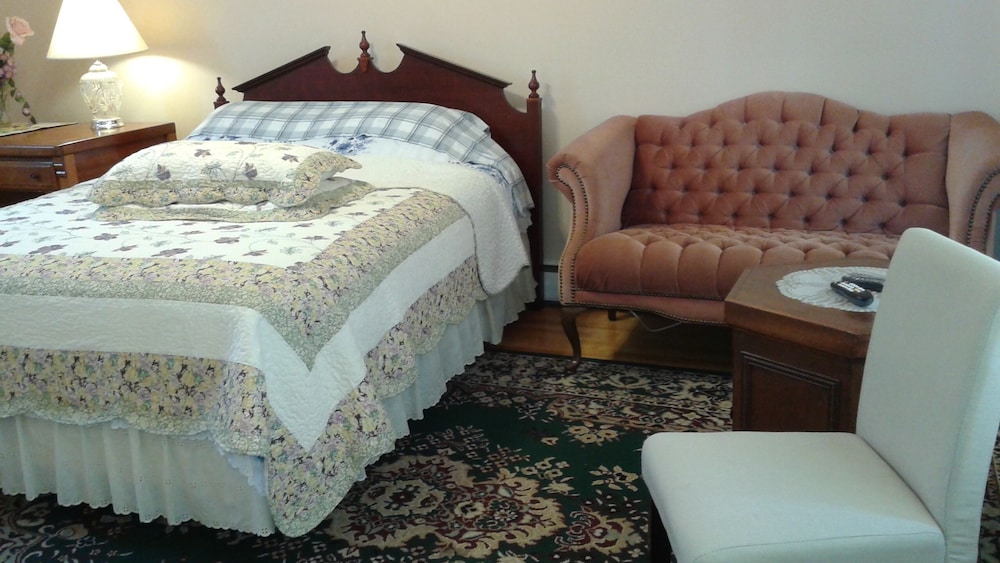Superior Suite, 1 Queen Bed, Private Bathroom photo 2