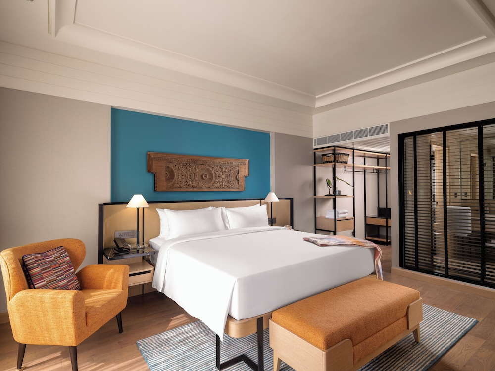 DELUXE SUITE WITH 1 KING BED - LOUNGE ACCESS WITH COCKTAIL HOURS & ONE WAY AIRPORT TRANSFER