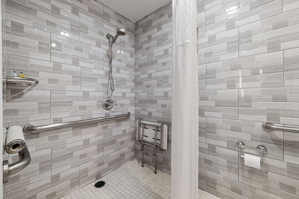 Standard Room, 1 Queen Bed, Accessible - Photo 6