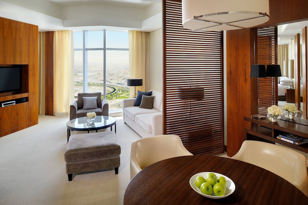 Executive Suite, 1 King Bed, Corner photo 3