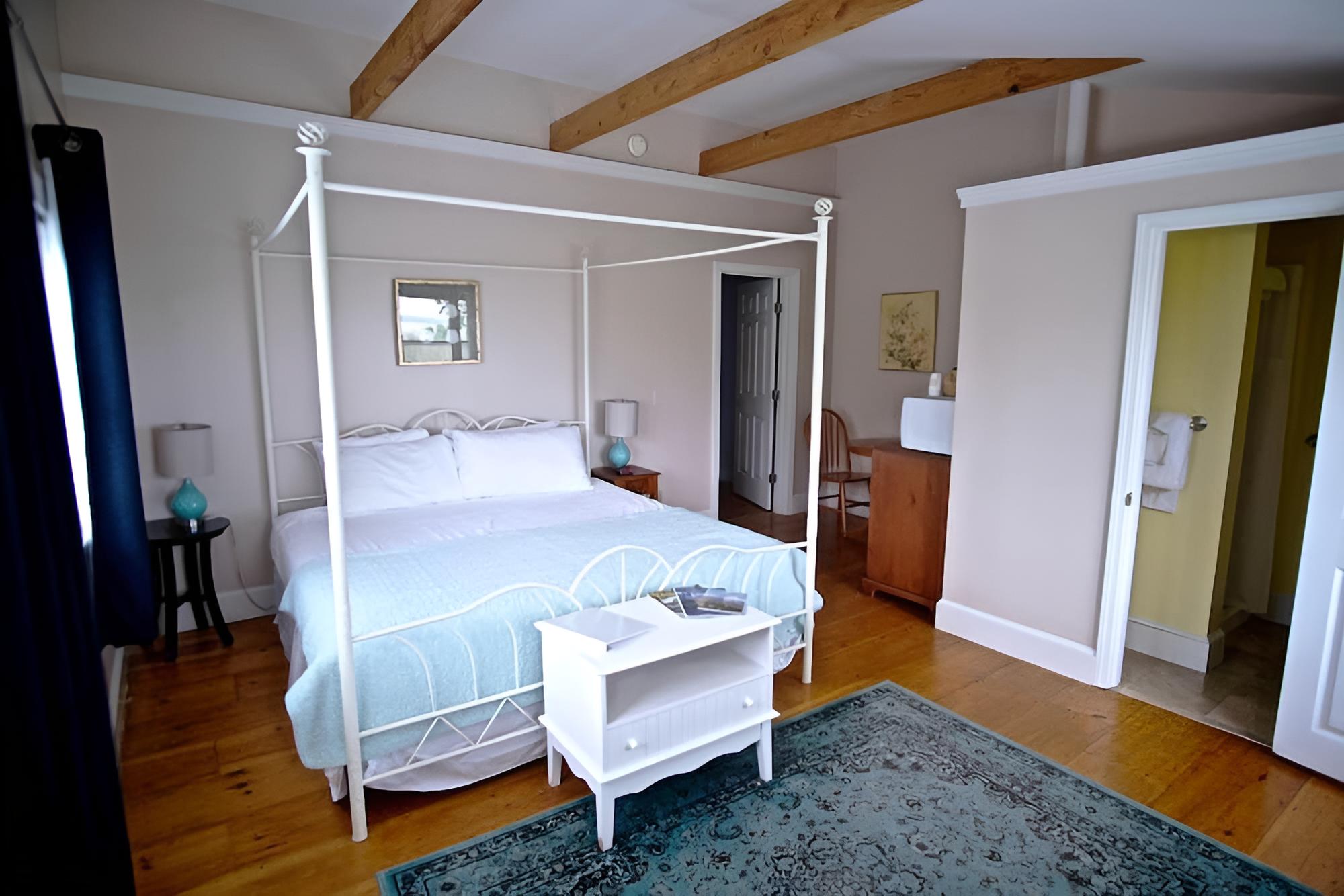 2 Bedroom Suite, 1 King, 2 Twins, 2 Bath photo 2