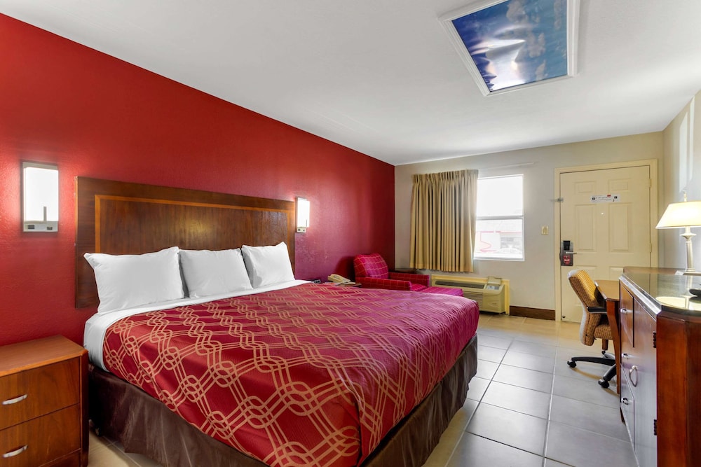 Standard Room, 1 King Bed, Non Smoking - Photo 16