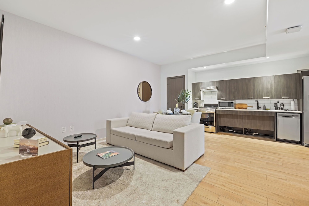 Standard Apartment, 1 King Bed with Sofa bed thumbnail 6