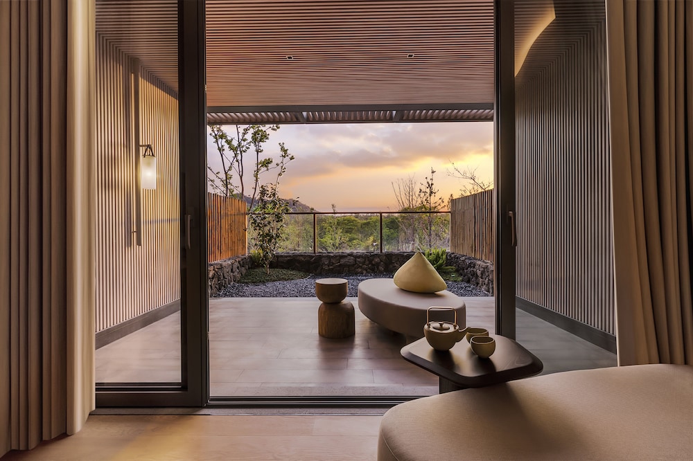 Standard Room, 1 King Bed, Mountain View (Courtyard Access)