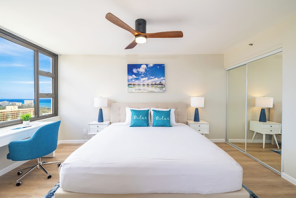 Diamond Head and Ocean views with King Bed and Parking: Apartment, 1 King Bed with Sofa bed, Ocean View (0113) photo