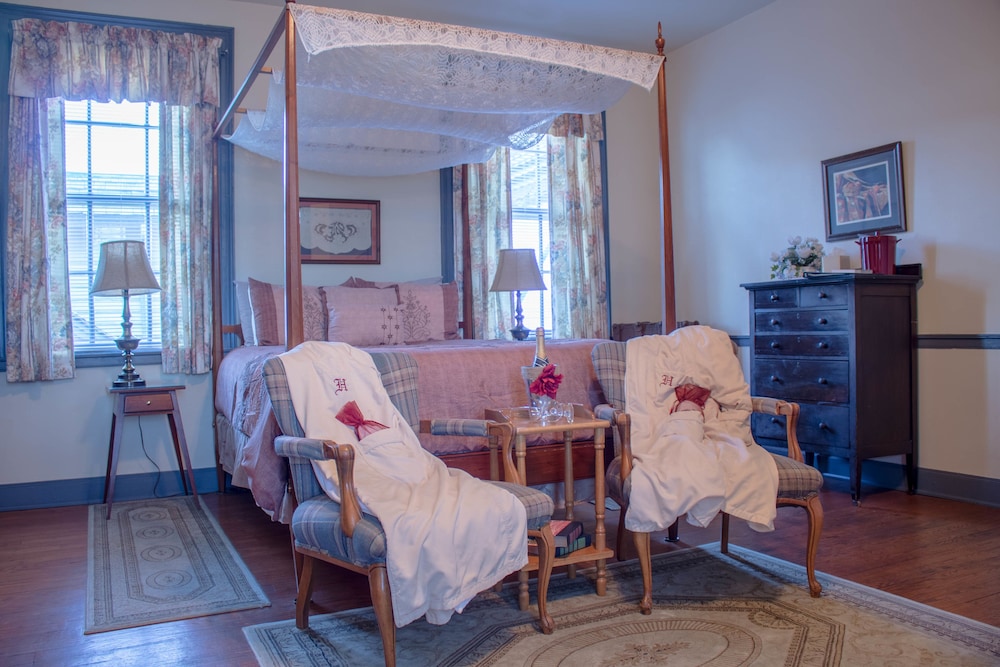 Room, 1 Queen Bed (The Hollows Room)