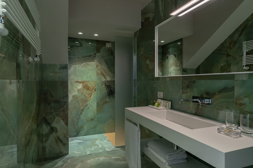Double Room, Private Bathroom (King) - Photo 9