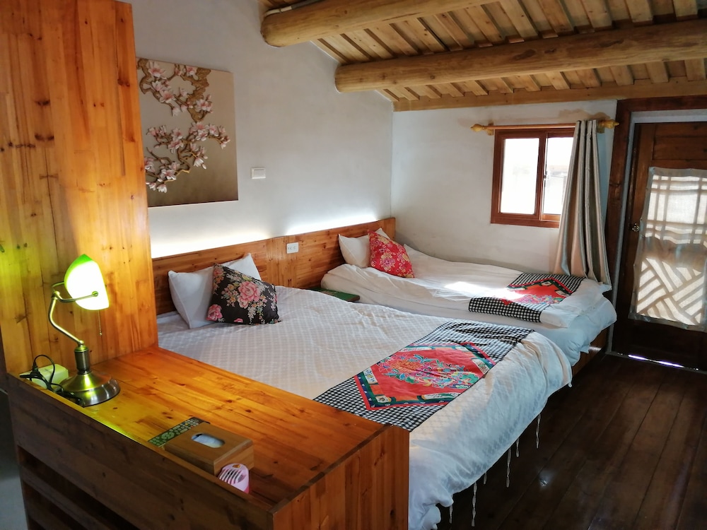 Deluxe Suite (406)