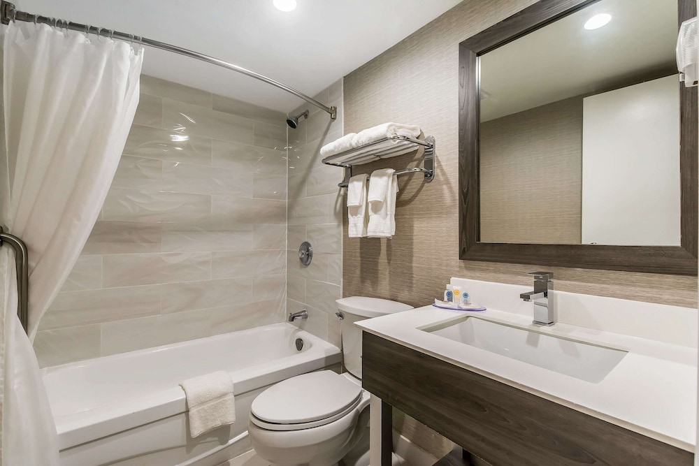 Room, 2 Queen Beds, Non Smoking (Dog Friendly) Ground Level - Photo 3