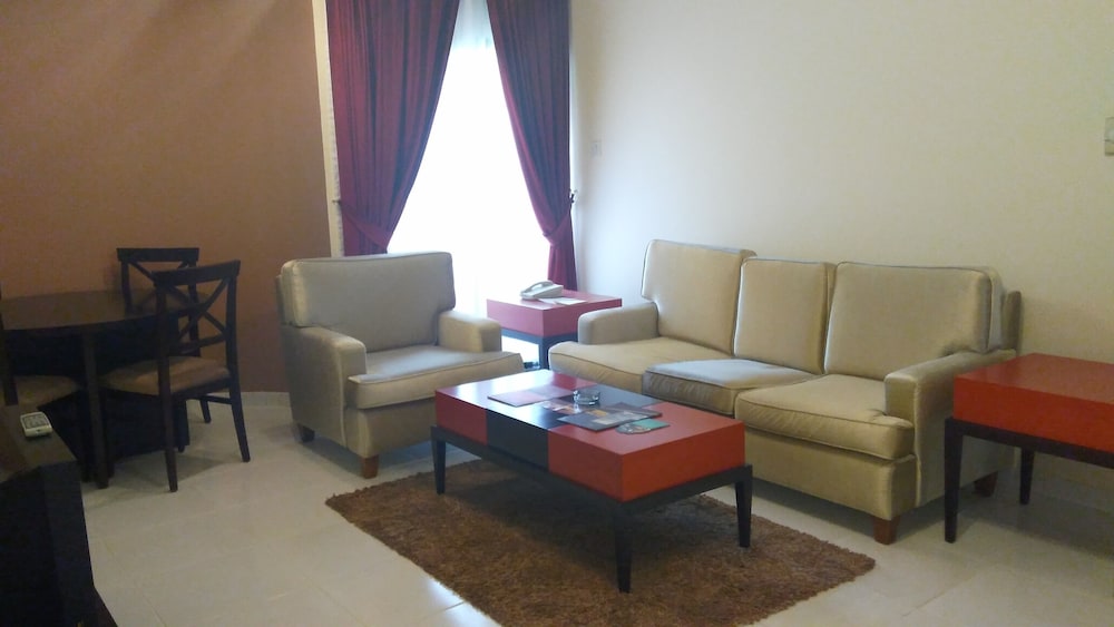 Executive Suite, 1 Bedroom, Kitchen, City View photo 2