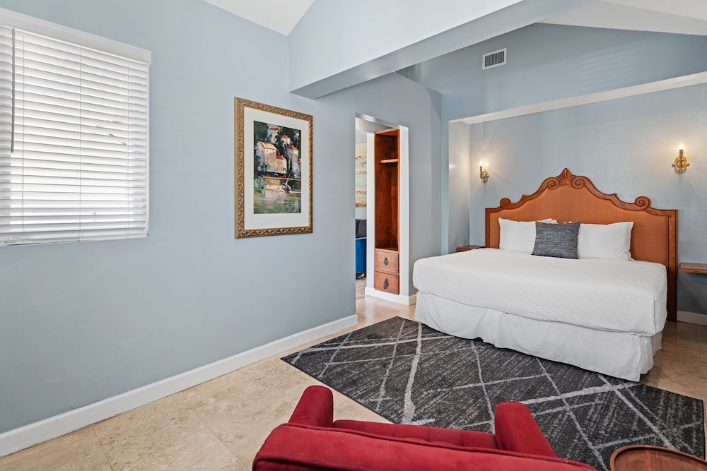 Deluxe King Suite with Balcony - Impala Building (Self Check-in) thumbnail 6