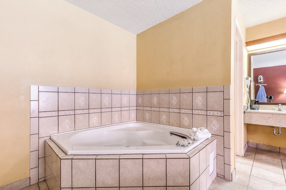 Superior Room, 1 King Bed, Non Smoking, Jetted Tub - Photo 5