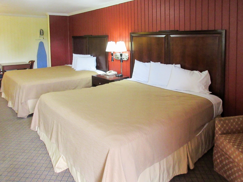 Standard Room, Multiple Beds, Non Smoking photo 2