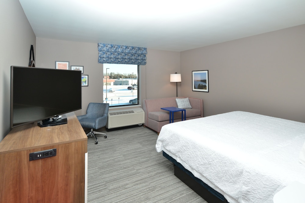 Room, 1 King Bed, Refrigerator & Microwave photo 3
