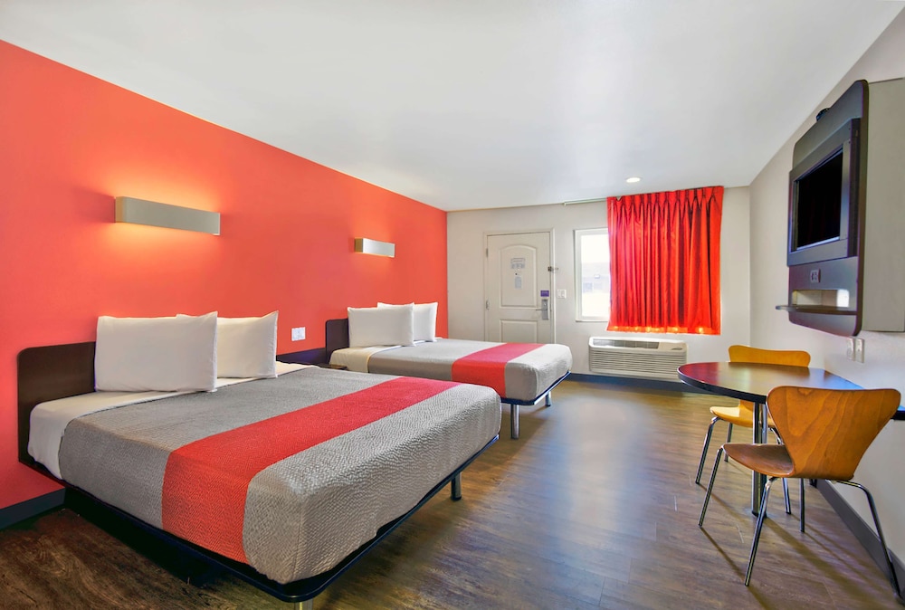 Standard Room, 2 Queen Beds, Non Smoking - Photo 5