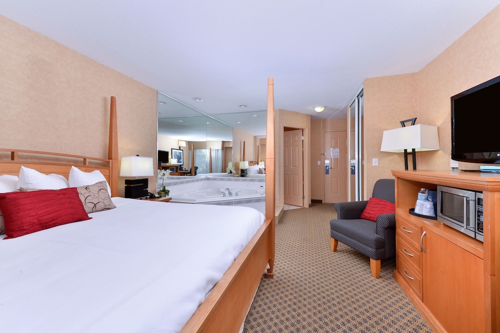 Suite, 1 King Bed, Non Smoking, Jetted Tub - Photo 2