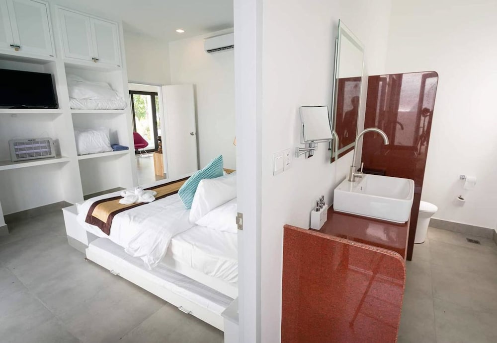 Family Villa With Private Jacuzzi (2 King Beds and 4 Single Beds and 1 living Room with sofa Bed)