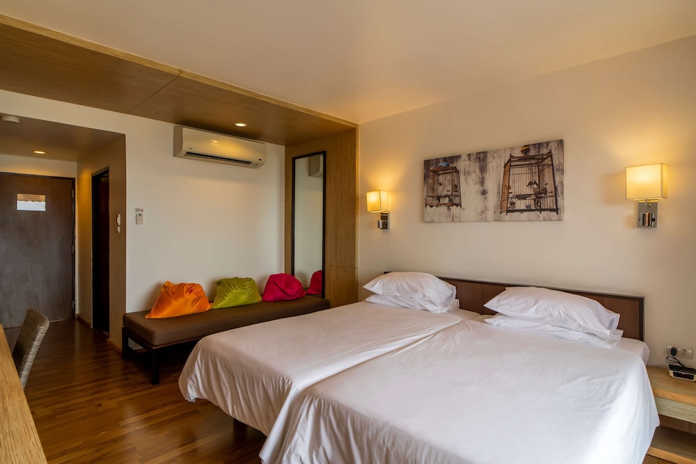 Deluxe Room, 1 King Bed, Non Smoking, Sea View - Photo 3