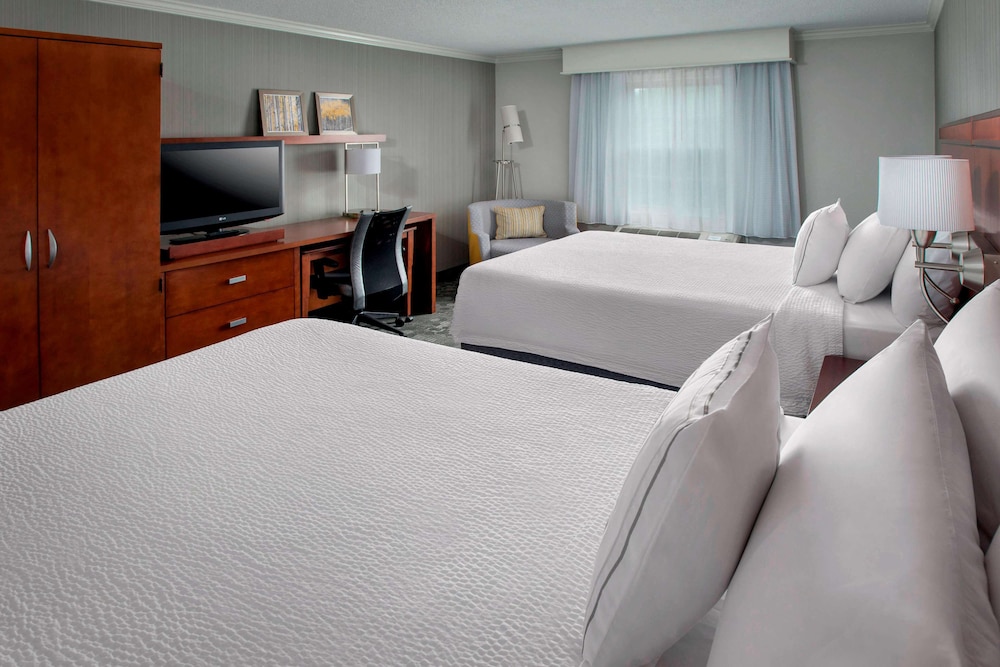 Room, 2 Double Beds, Accessible (Mobility Roll In Shower) - Photo 2