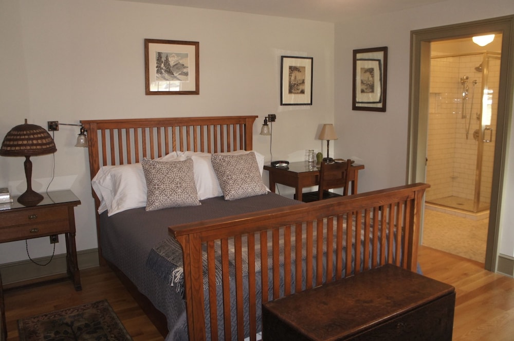 Romantic Double Room (The Gardener's Room) photo 1