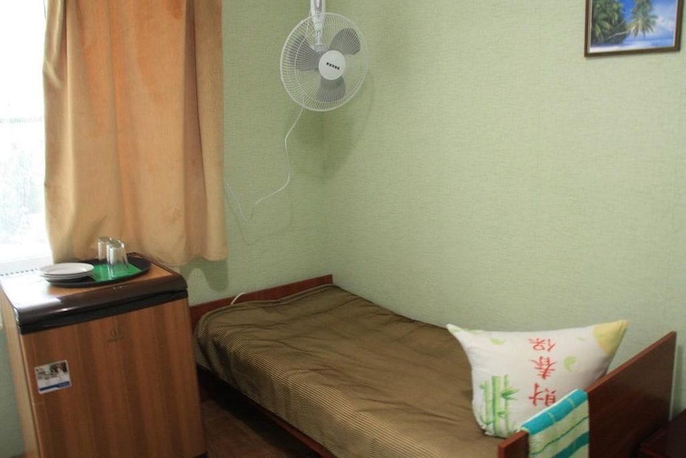 Economy Triple Room photo 3
