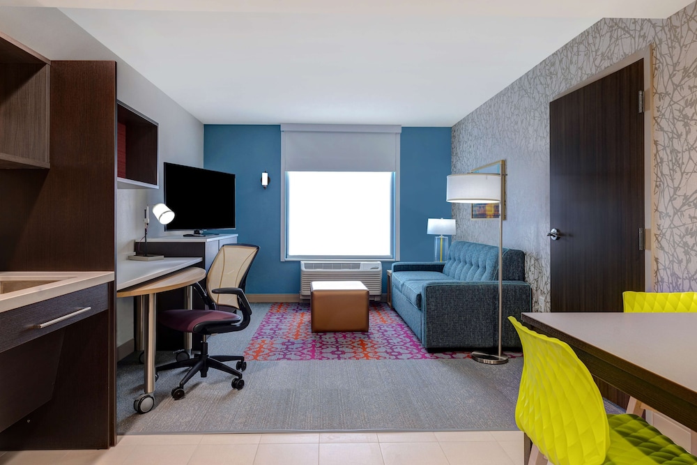 Suite, 1 King Bed, Accessible (Roll-In Shower)