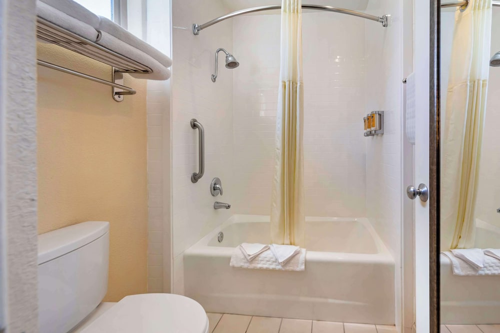 Deluxe Room, 2 Queen Beds, Non Smoking, Refrigerator & Microwave - Photo 6