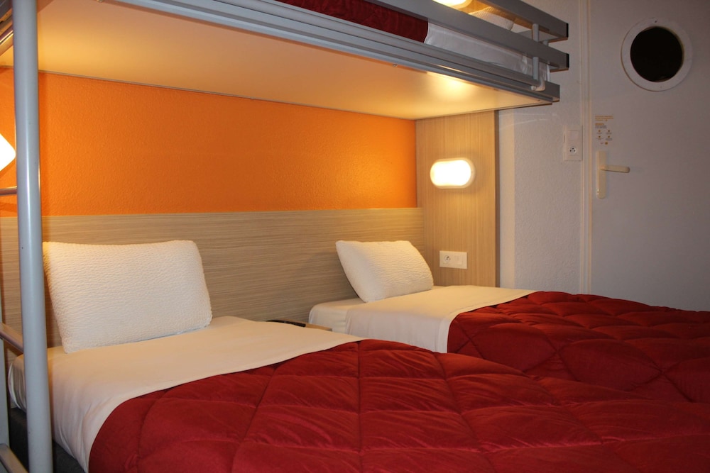 Standard Room, 3 Twin Beds - Photo 3