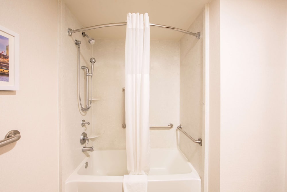 Room, 2 Queen Beds, Accessible, Bathtub - Photo 5