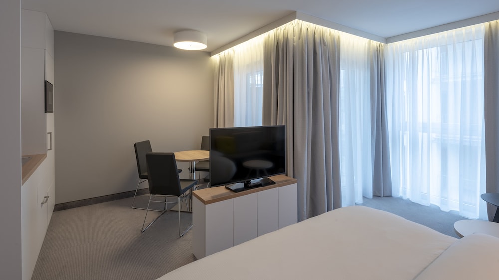 Suite, 1 Queen Bed, Balcony - Photo 9