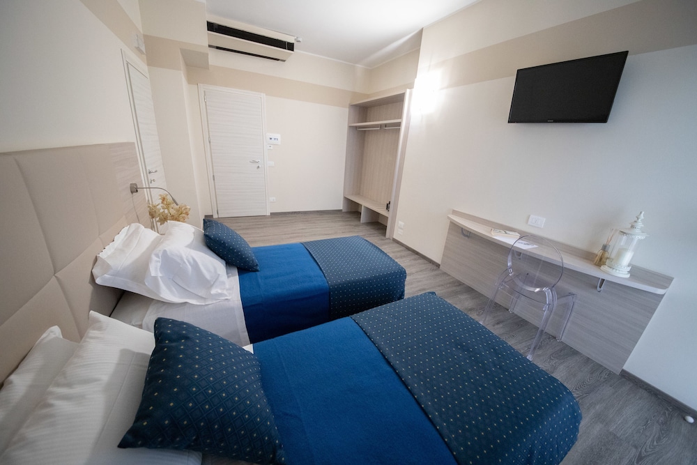 Twin Room - Photo 3
