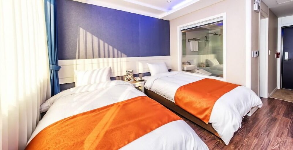 Standard Twin Room - Photo 2