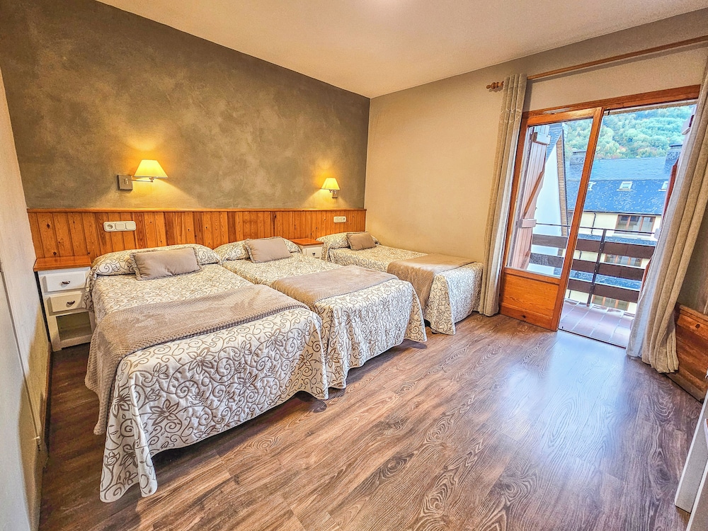 Standard Room, Multiple Beds, Non Smoking