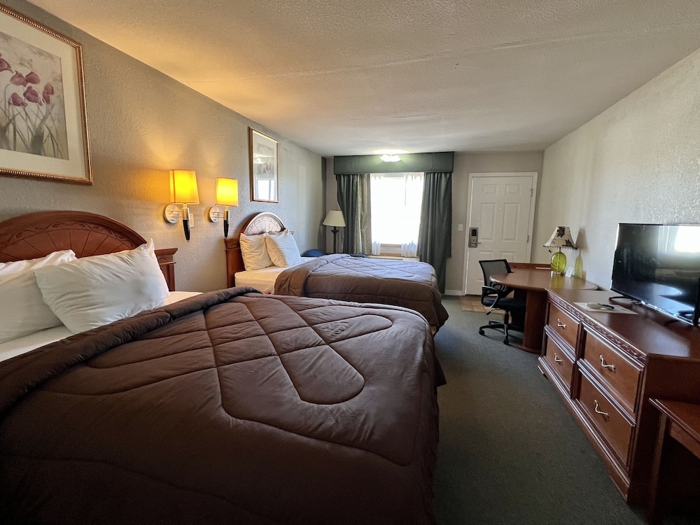 Standard Room, 2 Queen Beds, Smoking photo 3
