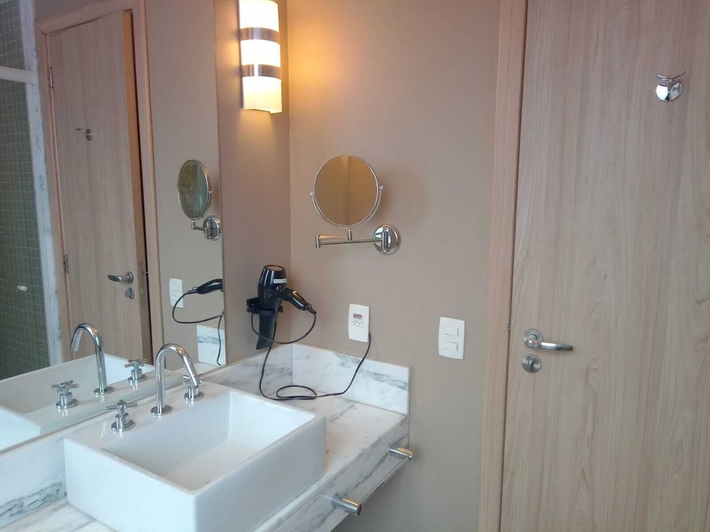 Available room thumbnail 5