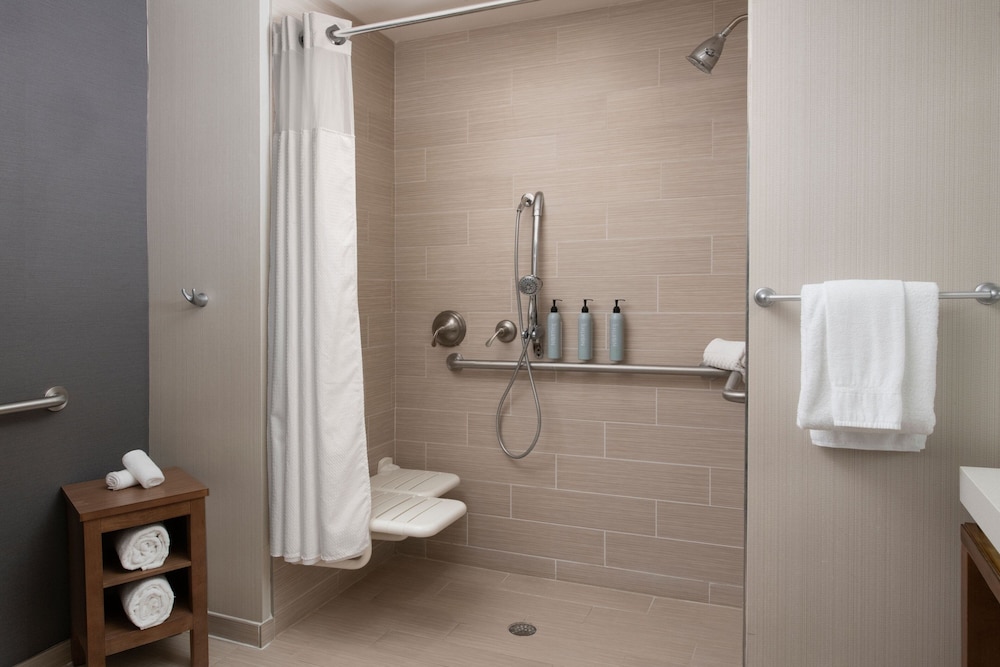 Room, 2 Queen Beds (Mobility/Hearing Access, Roll-In Shwr)