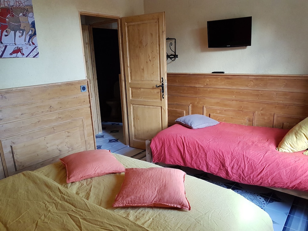 Traditional Suite, Multiple Beds, Accessible (Chambre Lancelot) photo 3