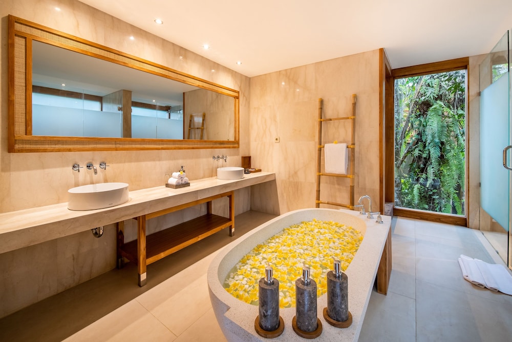 Deluxe Suite with Hot Tub and Free Scheduled Activities - Photo 20