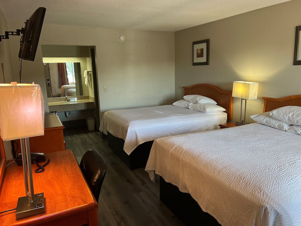 Standard Room, 2 Queen Beds, Non Smoking - Photo 1