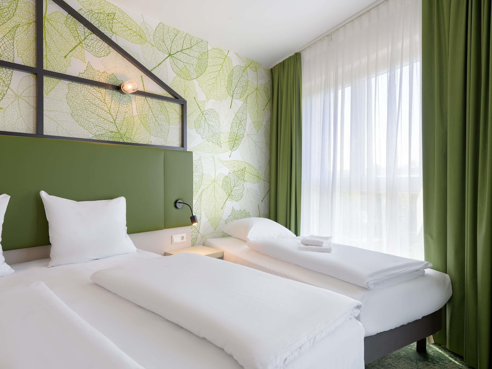 Family Room, 1 Queen-Bed and 1 Single-Bed - Photo 3